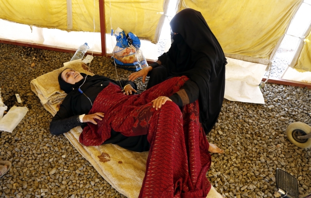 Lidé v Jemenu jsou vystaveni neustálým útokům. Zemi také sužuje hladomor a cholera.