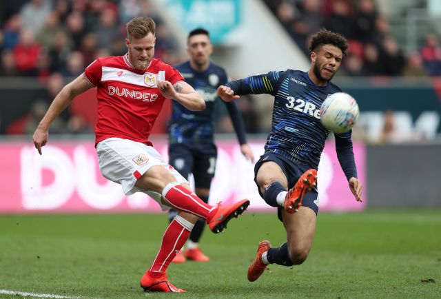 Zleva Tomáš Kalas v dresu Bristolu City odkopává míč před dotírajícím hráčem Leedsu.