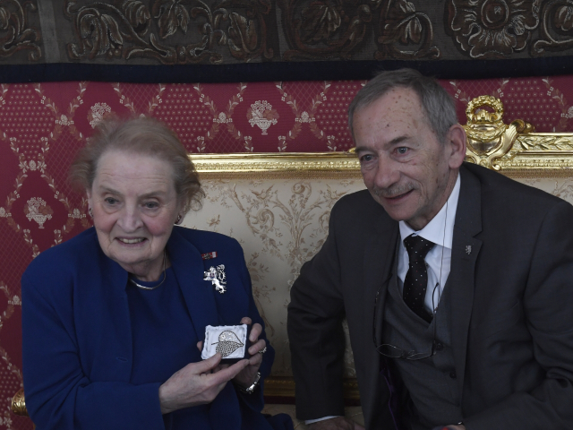 Jaroslav Kubera daroval Madeleine Albrightové senátní brož.