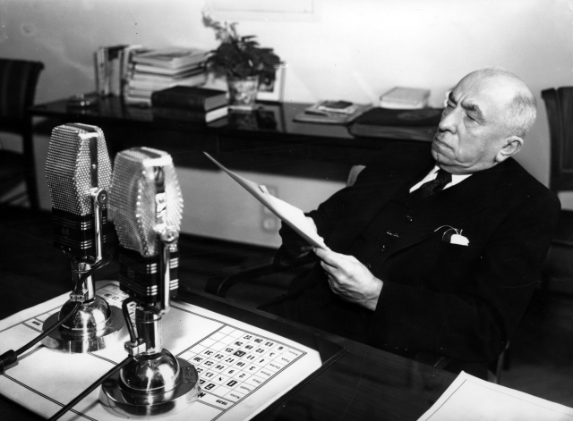 Emil Hácha při svém vánočním projevu v roce 1942.