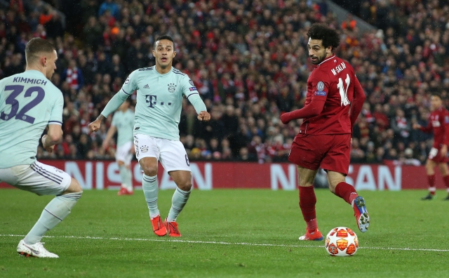 Mohamed Salah při snaze uvolnit jednoho ze svých spoluhráčů.
