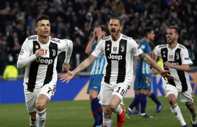 Radost hráčů Juventusu po gólu Cristiana Ronalda.
