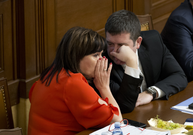 Ministryně financí Alena Schillerová v rozhovoru s ministrem vnitra Janem Hamáčkem.