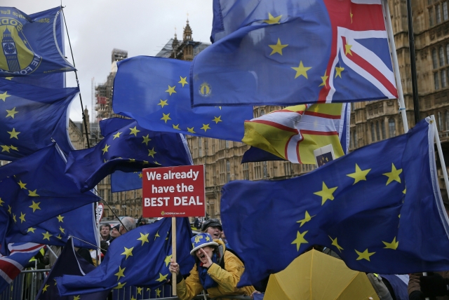 Odpůrci brexitu demonstrovali v Londýně před budovou Parlamentu.