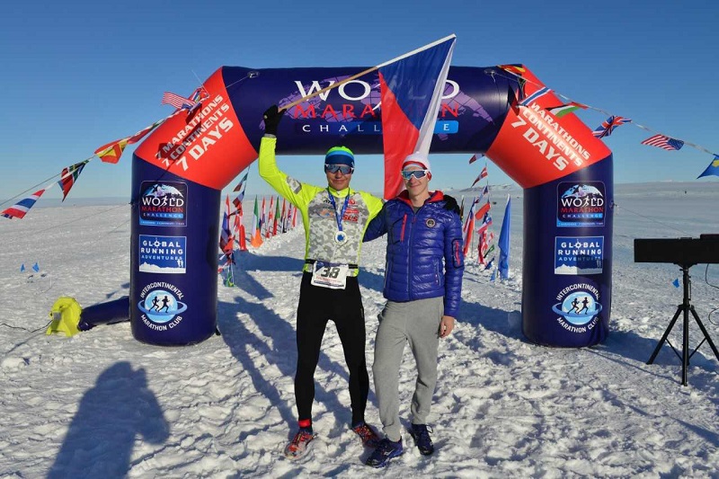 Petr Vabroušek (vlevo) se synem Filipem v Antarktidě během únorového World Marathon Challenge.
