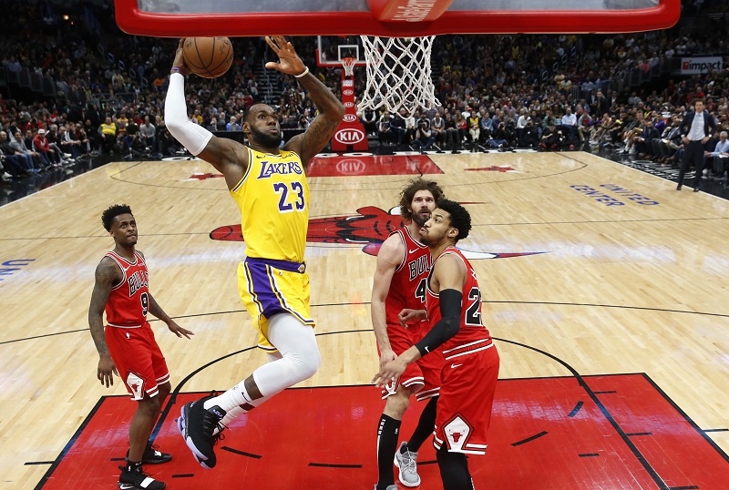 Smečující LeBron James byl nejproduktivnějším hráčem večera.
