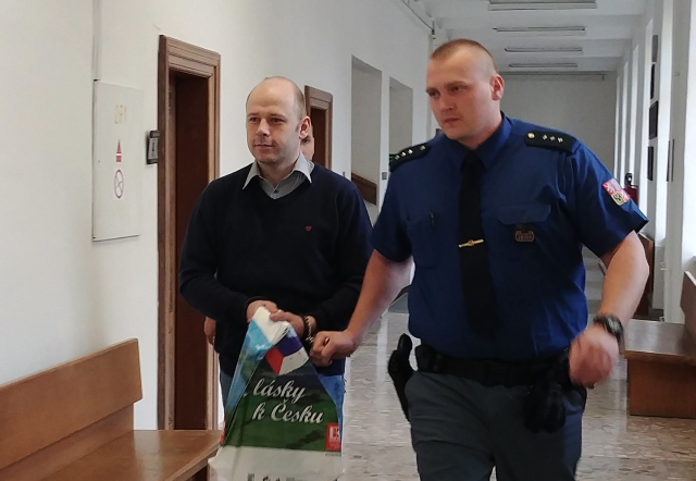 Pětatřicetiletý Martin Kostner (vlevo na snímku ze 14. listopadu 2017), který podle obžaloby vybržďováním způsobil smrtelnou nehodu.