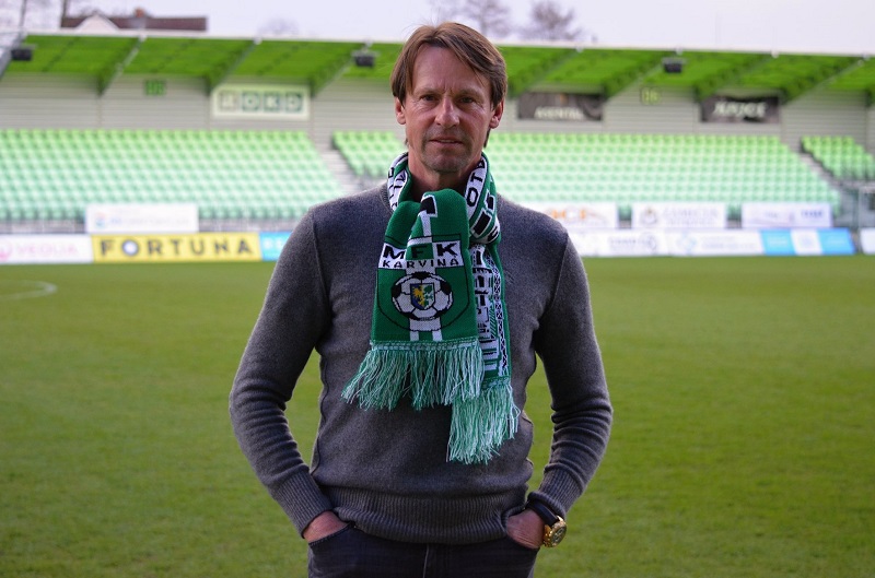 František Straka nahradil na lavičce předposlední Karviné Norberta Hrnčára.