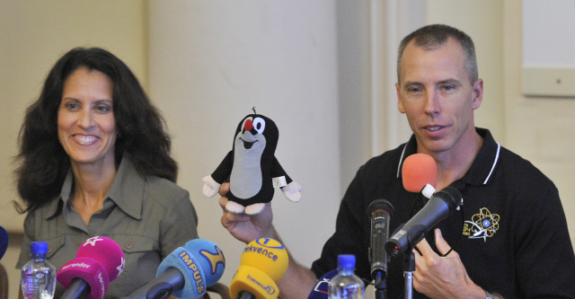 Americký astronaut Andrew Feustel se svou ženou Indirou.