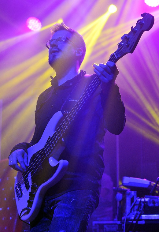 Baskytarista Ondřej Škoch.