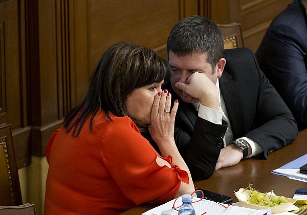 Ministryně financí Alena Schillerová (za ANO) a ministr vnitra Jan Hamáček (ČSSD).