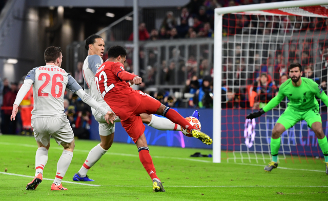 Momentka z utkání Bayern-Liverpool. 