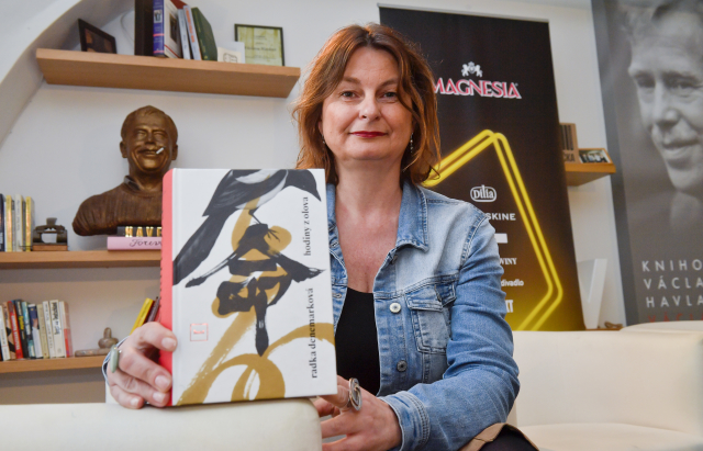 Radka Denemarková se svojí novou knihou "Hodiny z olova". 