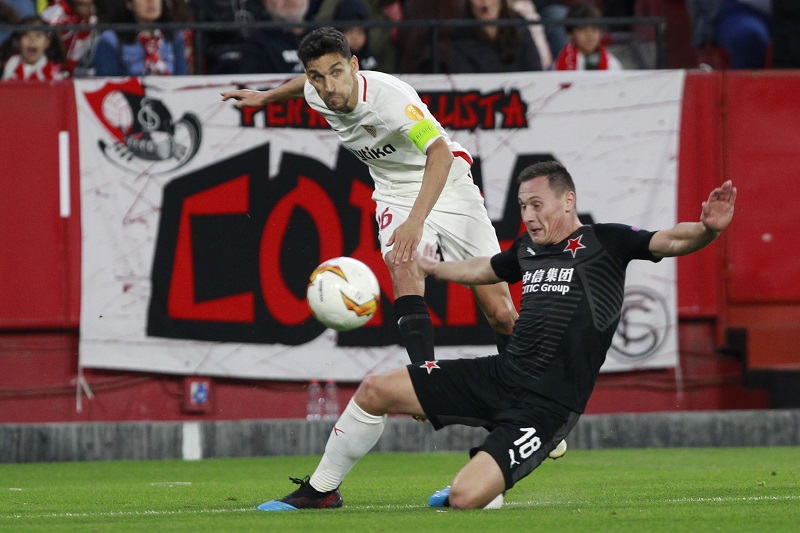 Kapitán Sevilly Jesus Navas centruje v prvním vzájemném utkání přes obránce Slavie Jana Bořila.