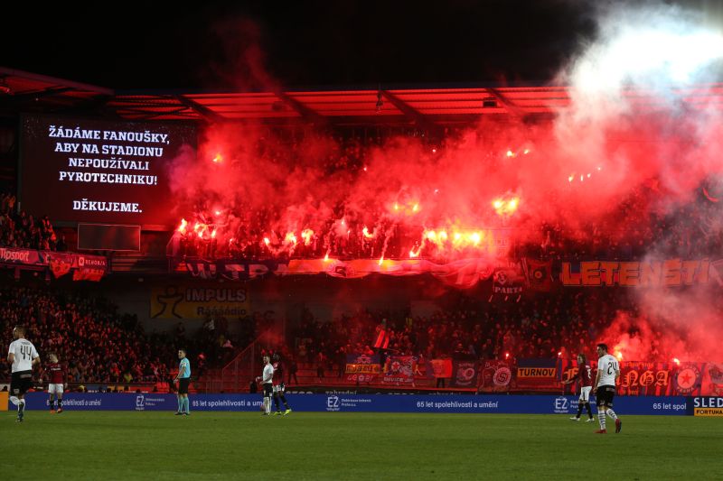 Pyrotechnika při zápase fotbalové ligy Sparta-Plzeň.