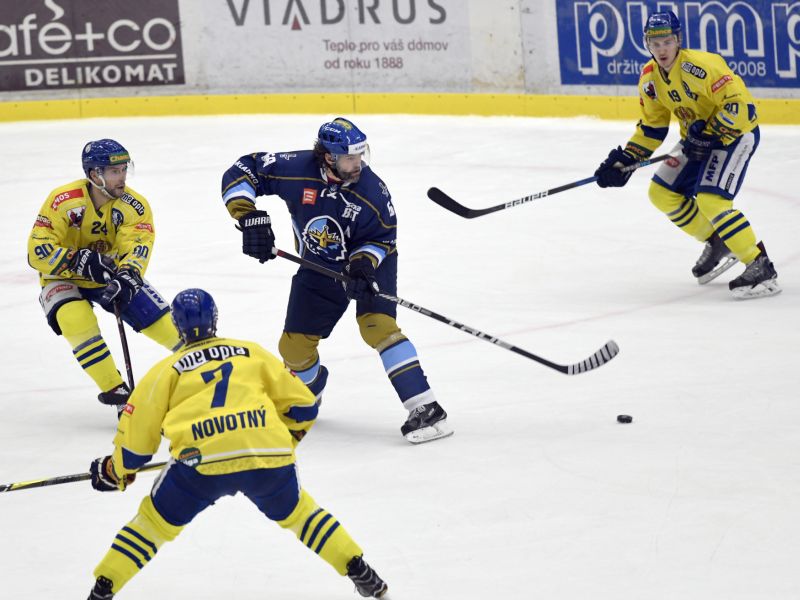 Jaromír Jágr (uprostřed) v zápase play-off mezi Kladnem a Přerovem.