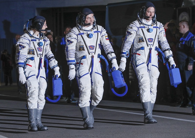Na palubě je tříčlenná posádka ve složení (zleva) Christina Hammocková Kochová, Alexej Ovčinin a Nick Hague.