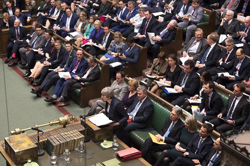 Premiérka Theresa Mayová při projevu v britském parlamentu.