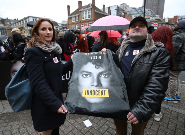 Fanoušci s plakátem vyjadřující podporu Michaelu Jacksonovi.