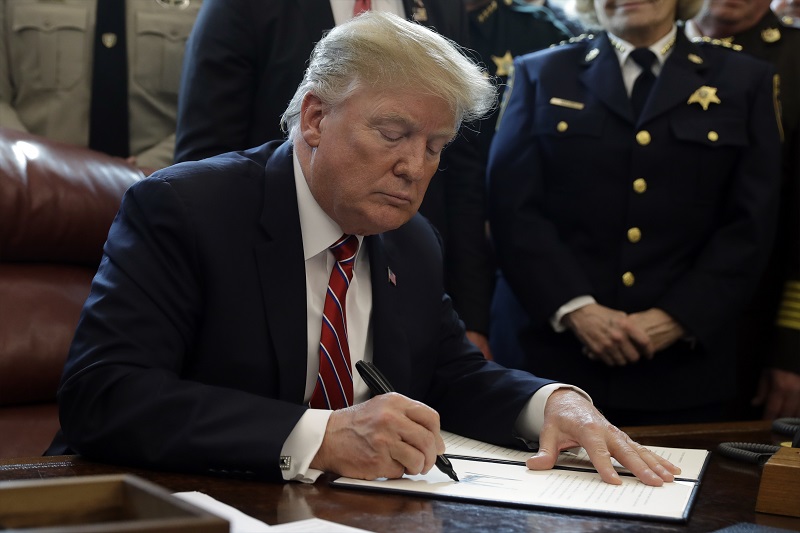 Donald Trump poprvé využil právo veta.