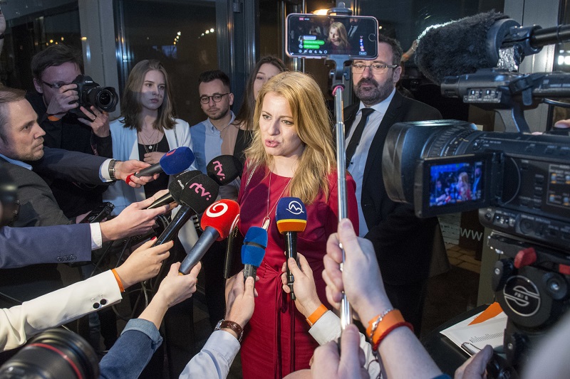 Právnička Zuzana Čaputová získala v prvním kole prezidentských voleb přes čtyřicet procent hlasů.