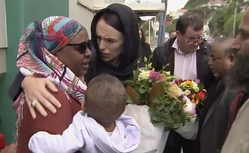 Rodinám obětí kondolovala také novozélandská premiérka Jacinda Ardernová (v černém).