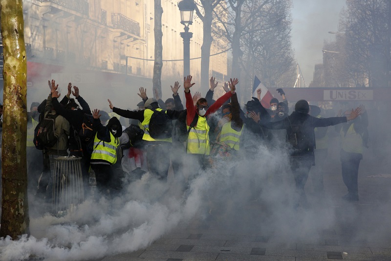 Sobotních protivládních protestů žlutých vest se zúčastnilo přes 32 tisíc lidí.