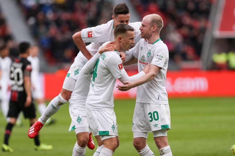 Fotbalisté Brém se radují z vítězství na hřišti Leverkusenu.