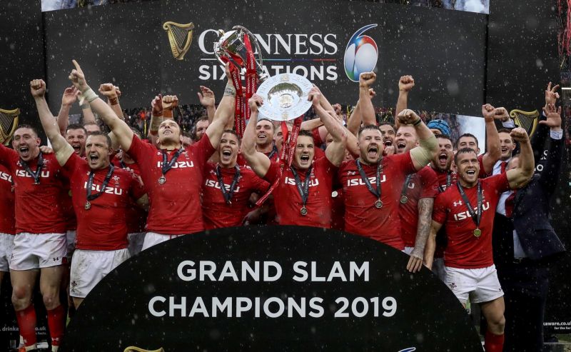 Ragbisté Walesu s trofejí pro vítěze Six Nations.