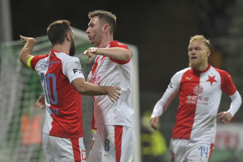 Fotbalisté Slavie slaví výhru na hřišti Příbrami.