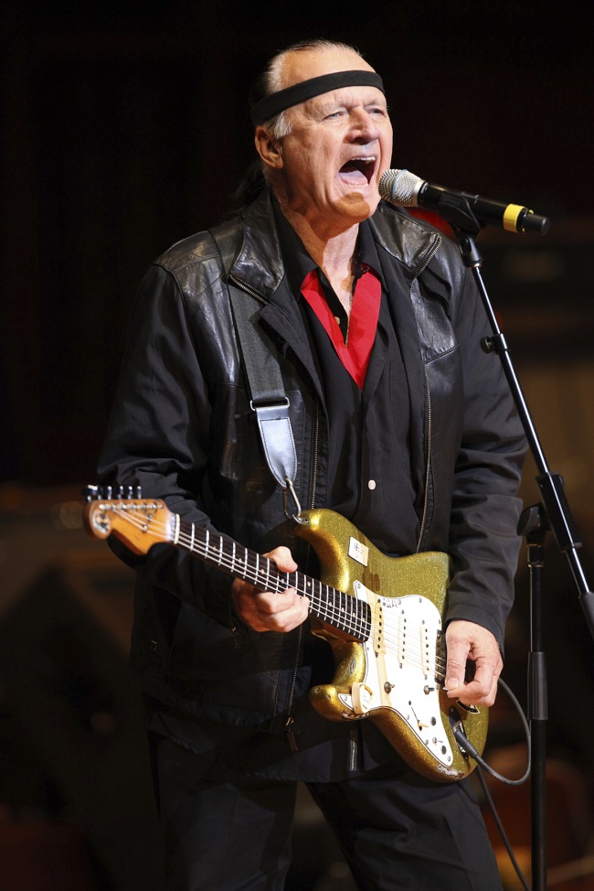 Zemřel Dick Dale, průkopník surf rocku.