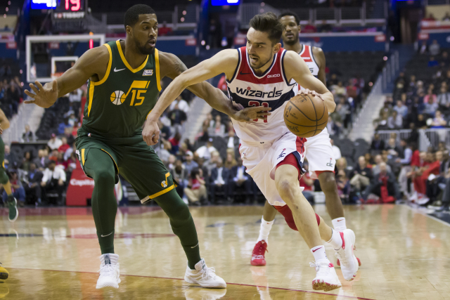 Derrick Favors za Utah a Tomáš Satoranský v dresu Wizards.
