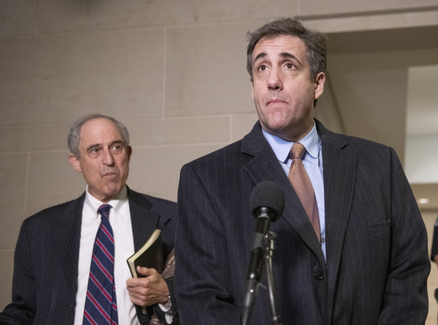 Michael Cohen (vpravo) byl sledován dříve než se původně myslelo. 