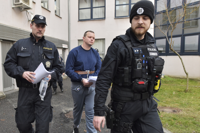 Muž obviněný z braní rukojmí (uprostřed) je odváděn od příbramskému soudu, který 30. prosince 2018 rozhodoval o jeho vzetí do vazby.