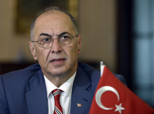 Turecký velvyslanec Ahmet Necati Bigali.