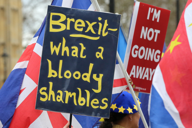 Transparenty glosující dění okolo Brexitu. 