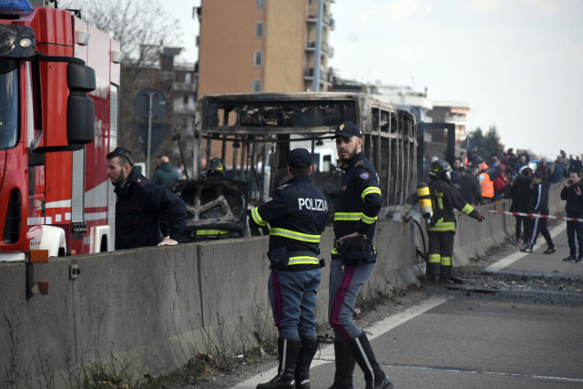 Požárníci a policisté u trosek autobusu. 