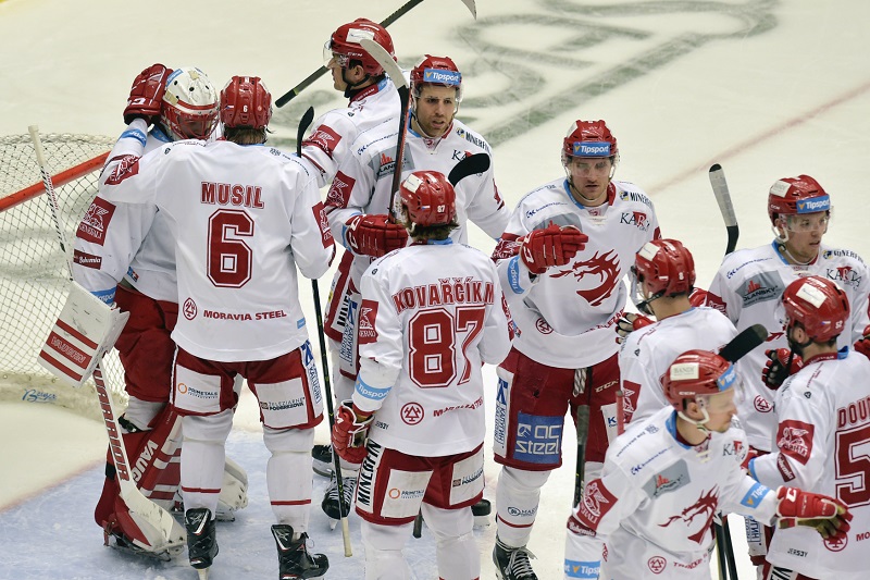Hokejisté Třince vstoupili do čtvrtfinále play off extraligy domácím vítězstvím 3:2 nad Vítkovicemi.