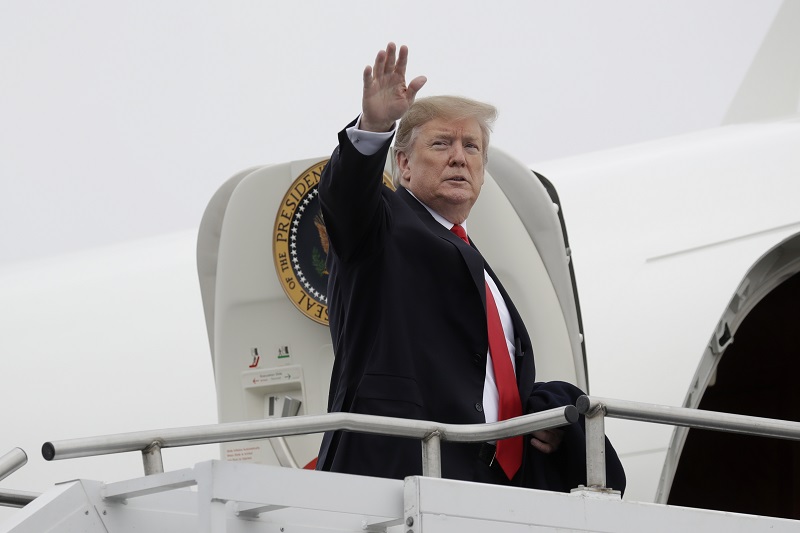Prezident Donald Trump si postěžoval, že mu nikdo nepoděkoval za státní pohřeb, který nechal vypravit senátoru Johnu McCainovi.