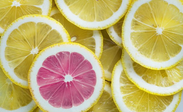 Vitamin C je obsažen v ovoci i v zelenině.