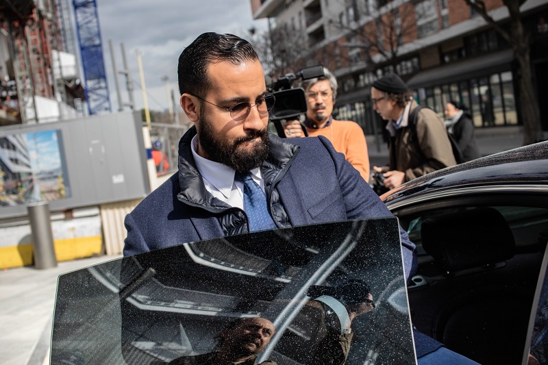 Alexandre Benalla se převlékl za policistu a při prvomájové manifestaci napadl demonstranty.