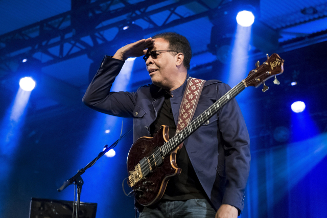Basista Stanley Clarke.