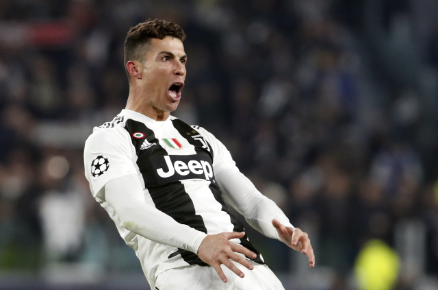 Za tuto oslavu gólu dostal Ronaldo pokutu. 