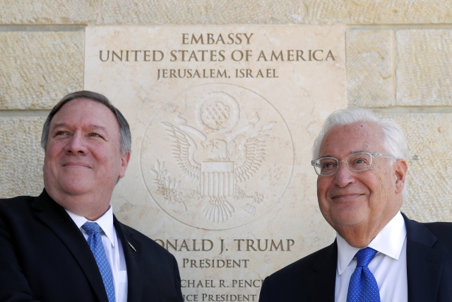 Pompeo po boku velvyslance Davida Friedmana.