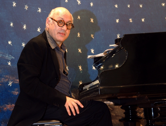 Britský hudební skladatel Michael Nyman.