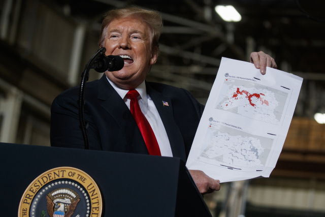 Donald Trump s mapou Sýrie demonstruje úspěšné vyhnání vojáků Islámského státu ze země.