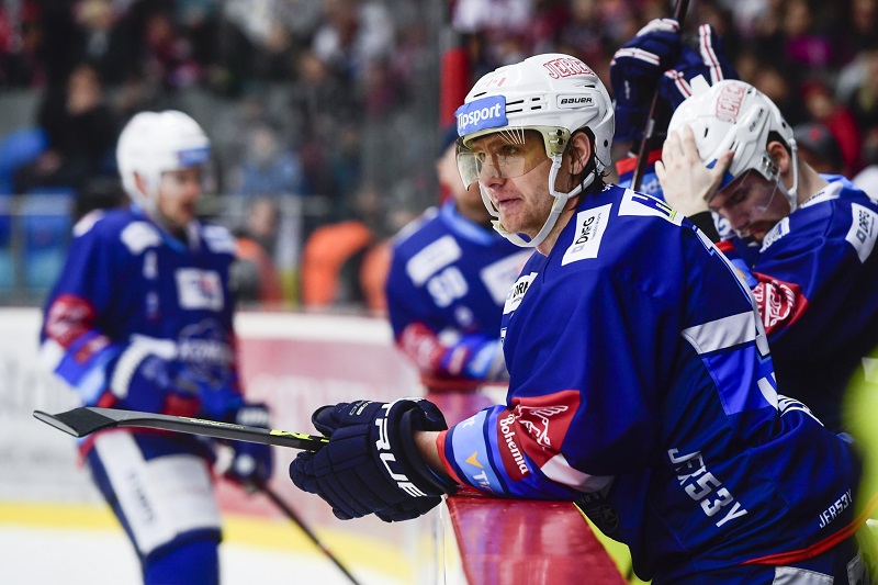 Útočník Komety Brno Martin Erat dostal od disciplinární komise extraligy distanc na jeden zápas. Útočník Komety Brno Martin Erat dostal od disciplinární komise extraligy distanc na jeden zápas.