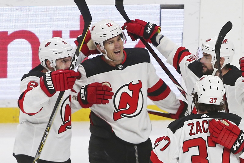Útočník Pavel Zacha rozhodl v NHL o výhře hokejistů New Jersey nad Arizonou. Útočník Pavel Zacha rozhodl v NHL o výhře hokejistů New Jersey nad Arizonou.