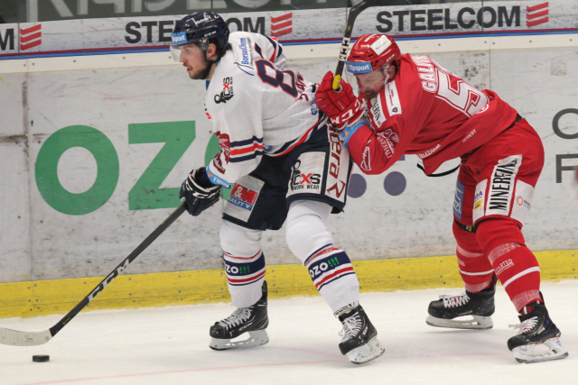 Čtvrtfinále play off hokejové extraligy - 3. zápas: HC Vítkovice Ridera - HC Oceláři Třinec, 24. března 2019 v Ostravě. Zleva Šimon Stránský z Vítkovic a Guntis Galvins z Třince.