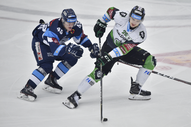 Třetí zápas čtvrtfinále play off hokejové extraligy Mladá Boleslav - Bílí Tygři Liberec 24. března 2019 v Mladé Boleslavi. Pavol Skalický (vpravo) z Mladé Boleslavi a Jan Ordoš z Liberce.